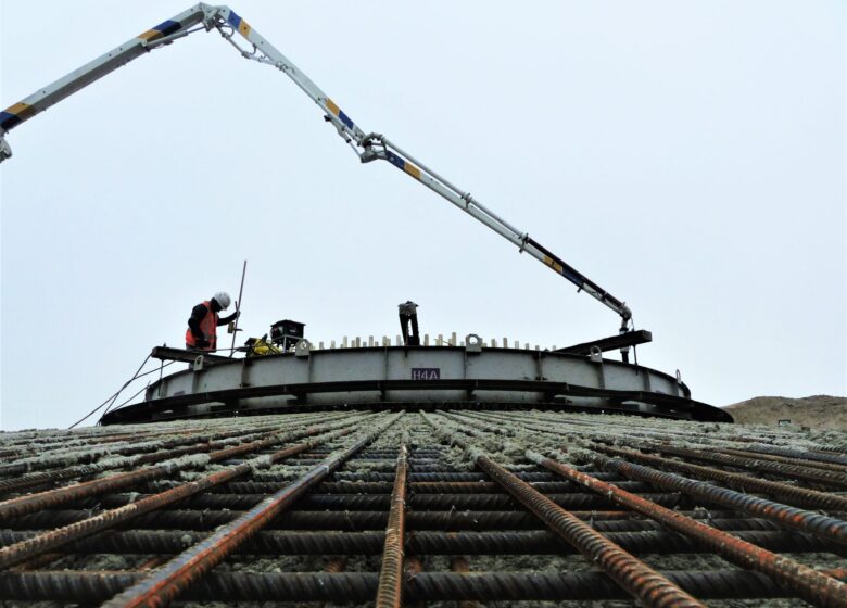 Medewerkers H4A Windenergie maken een fundering voor een windmolen