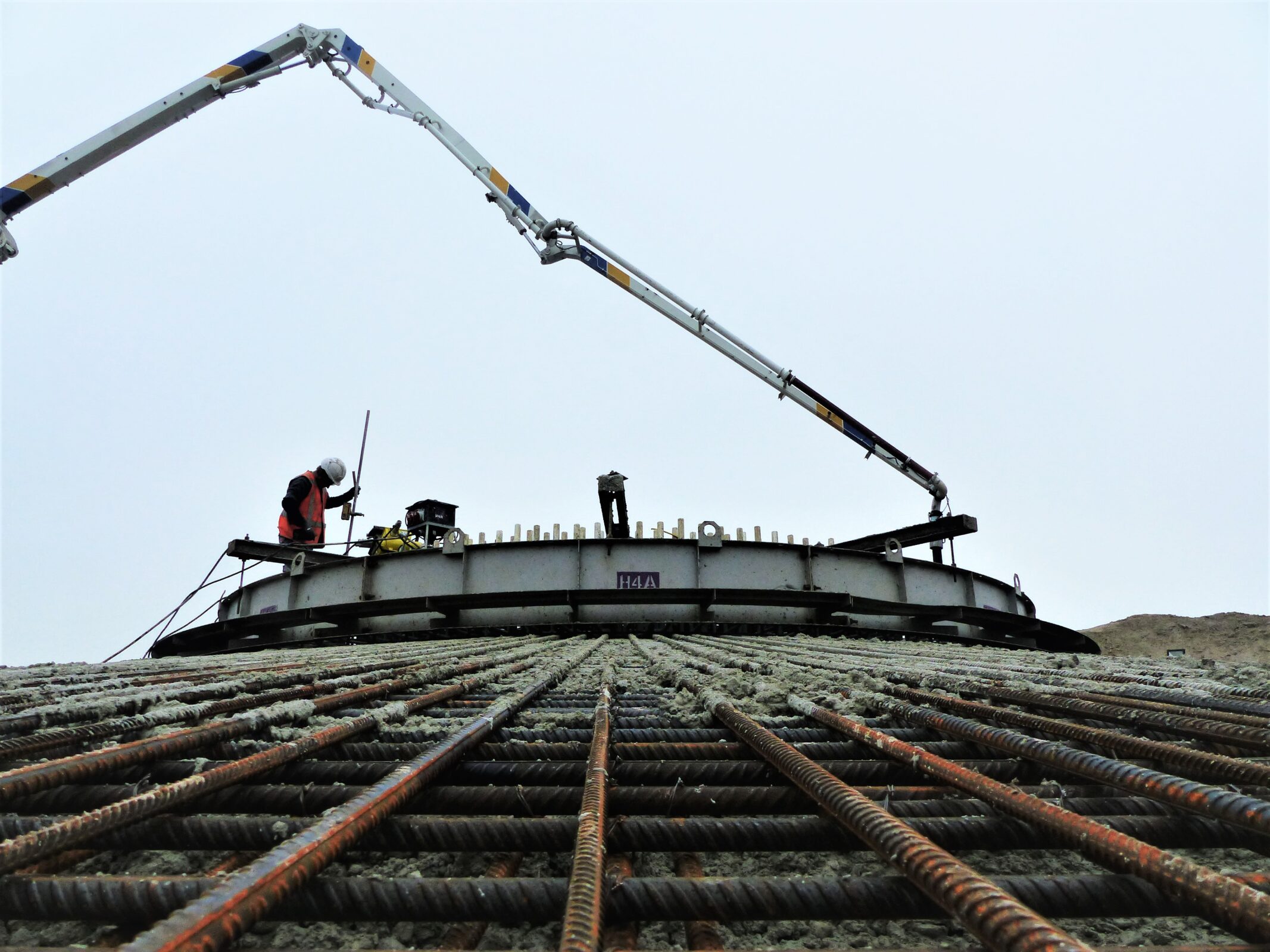Medewerkers H4A Windenergie maken een fundering voor een windmolen