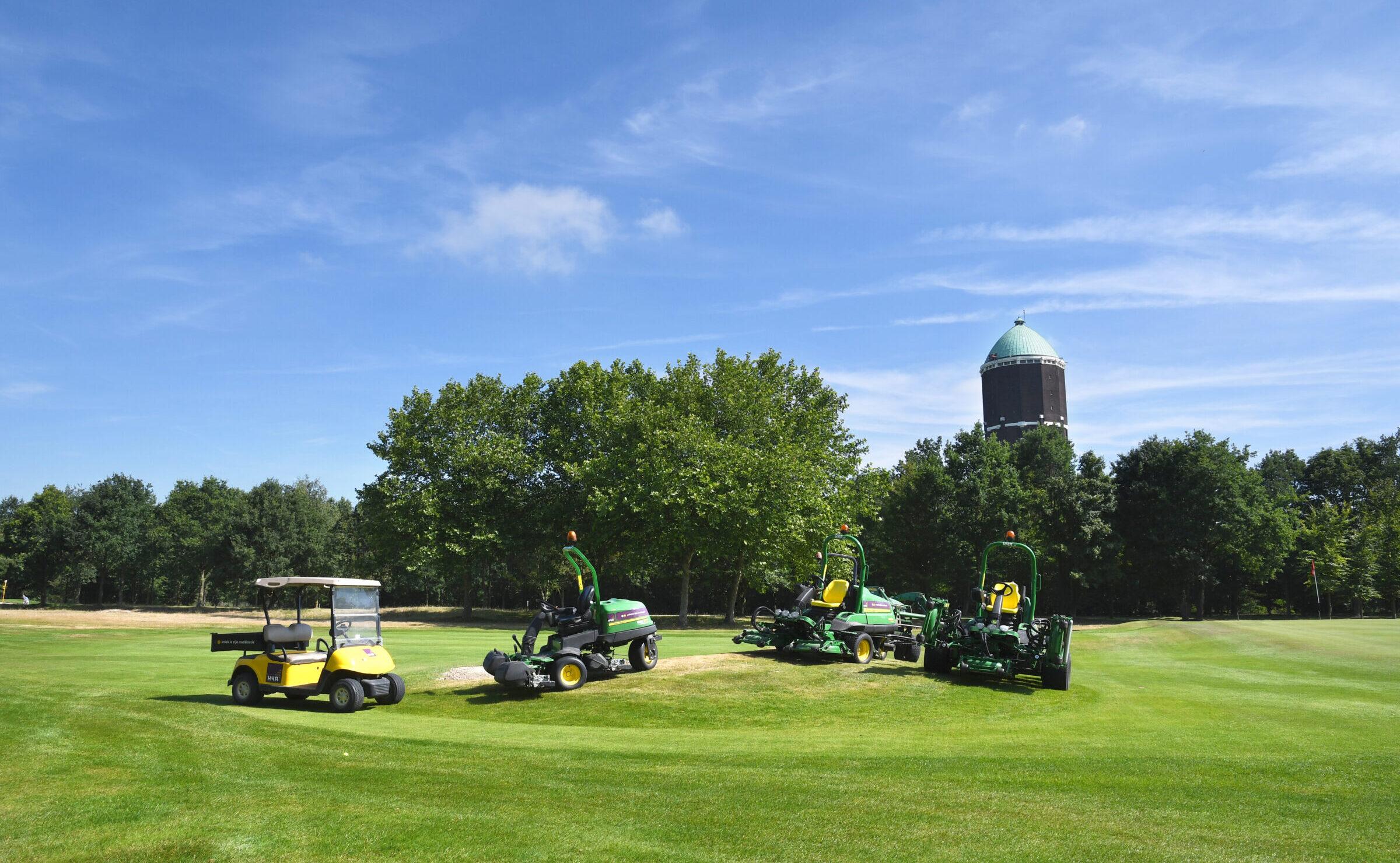 Machines van de greenkeepers H4A Groen op golfterrein in Axel