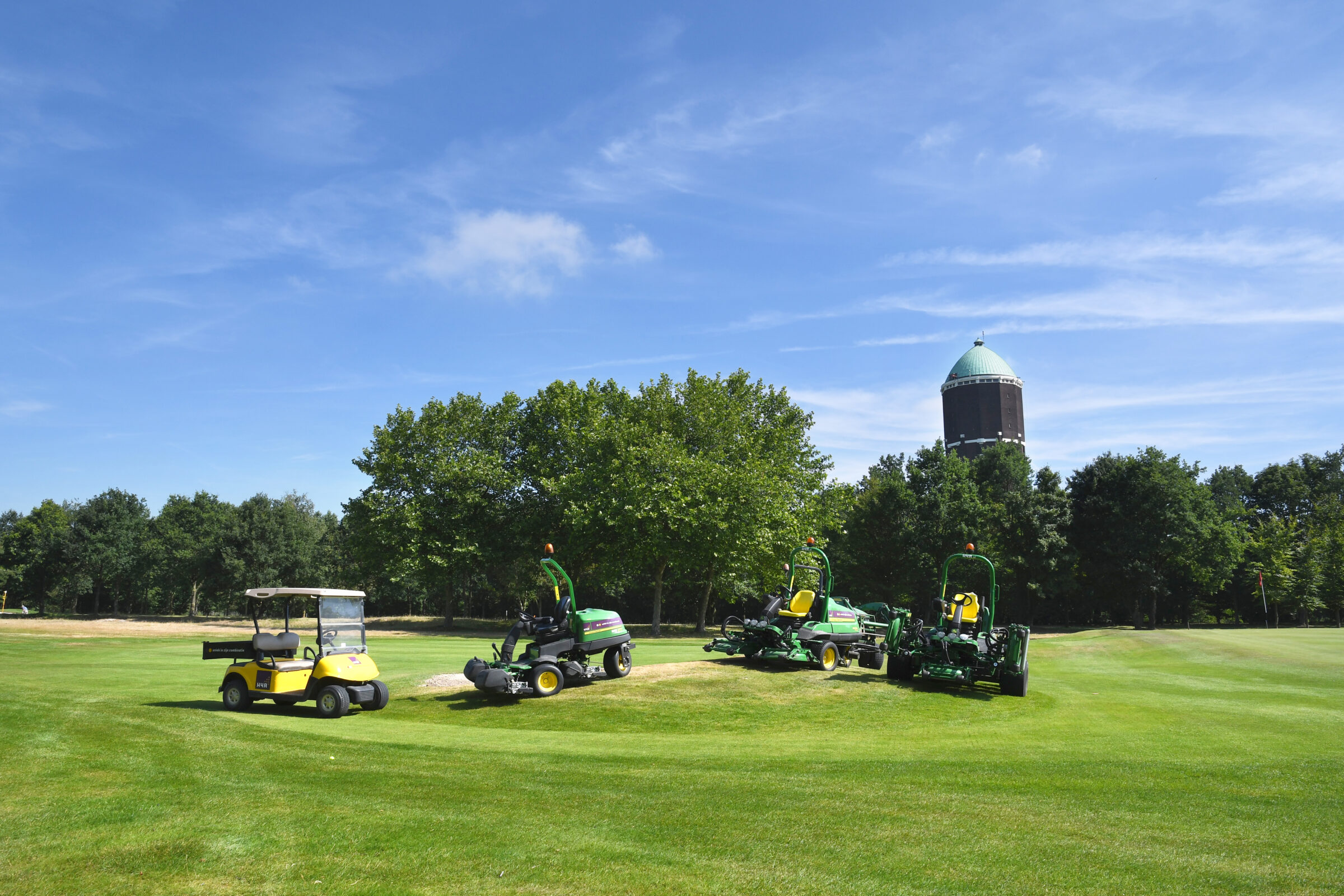 Machines van de greenkeepers H4A Groen op golfterrein in Axel