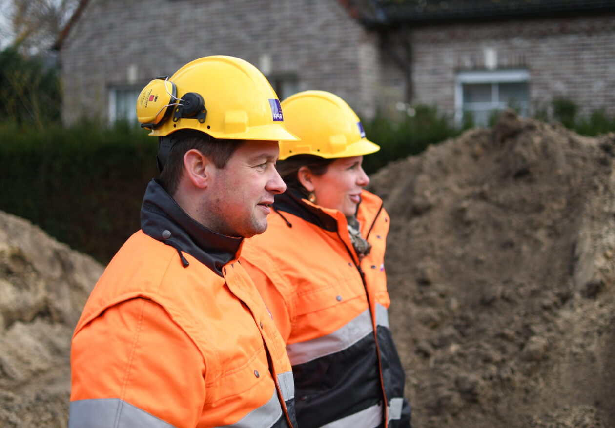 Twee medewerkers bij een project rondom omgevingsmanagement