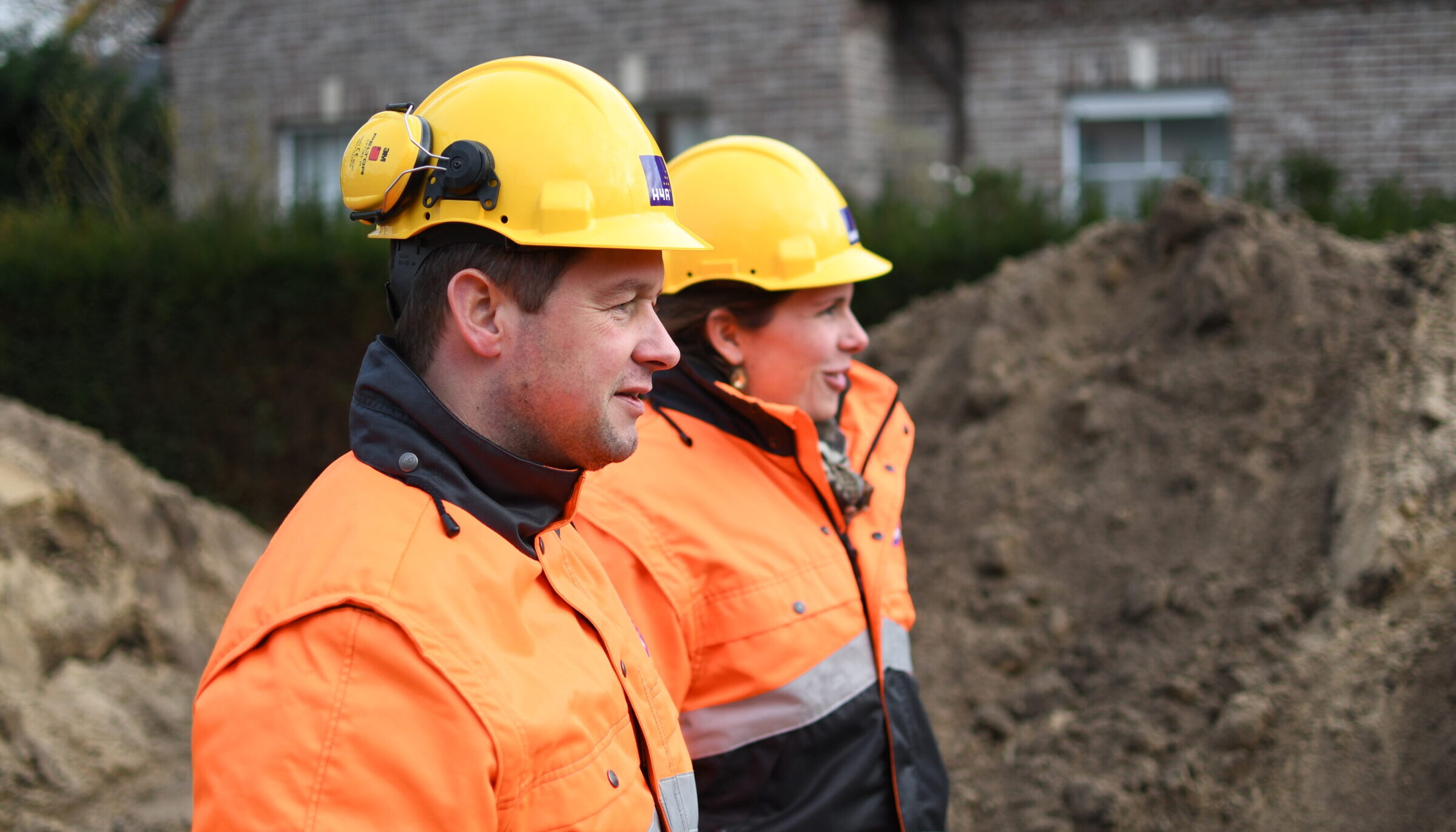 Twee medewerkers bij een project rondom omgevingsmanagement