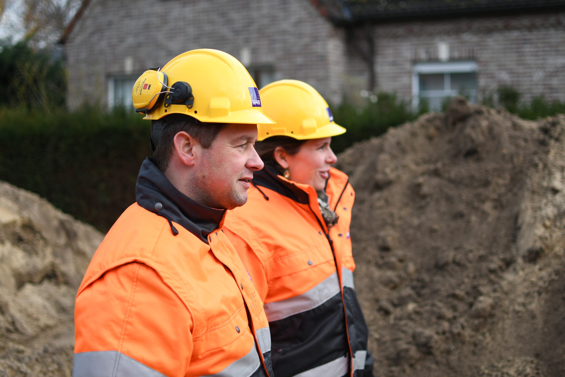 Twee medewerkers bij een project rondom omgevingsmanagement