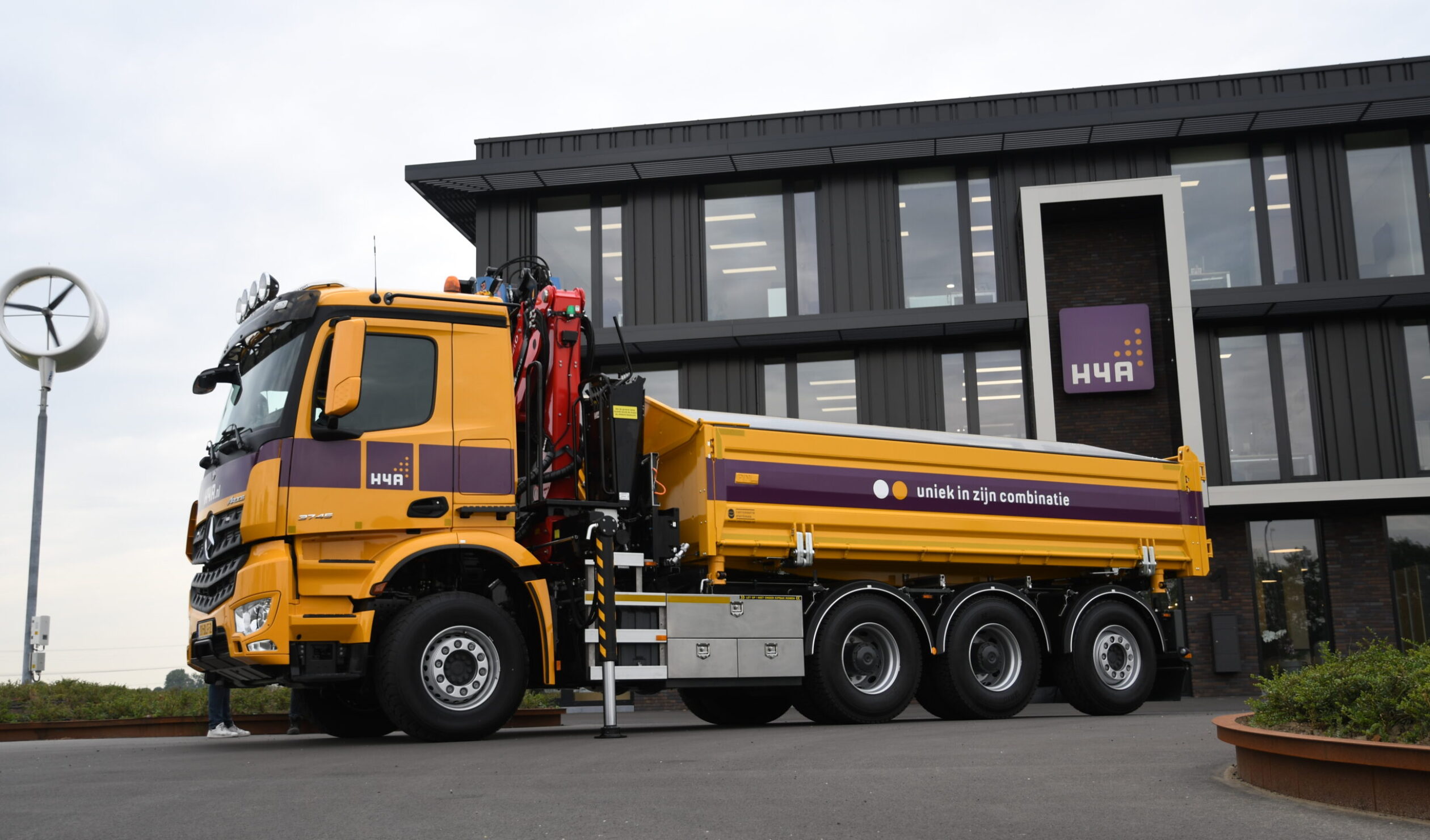 Vrachtwagen van H4A bij hoofdkantoor H4A