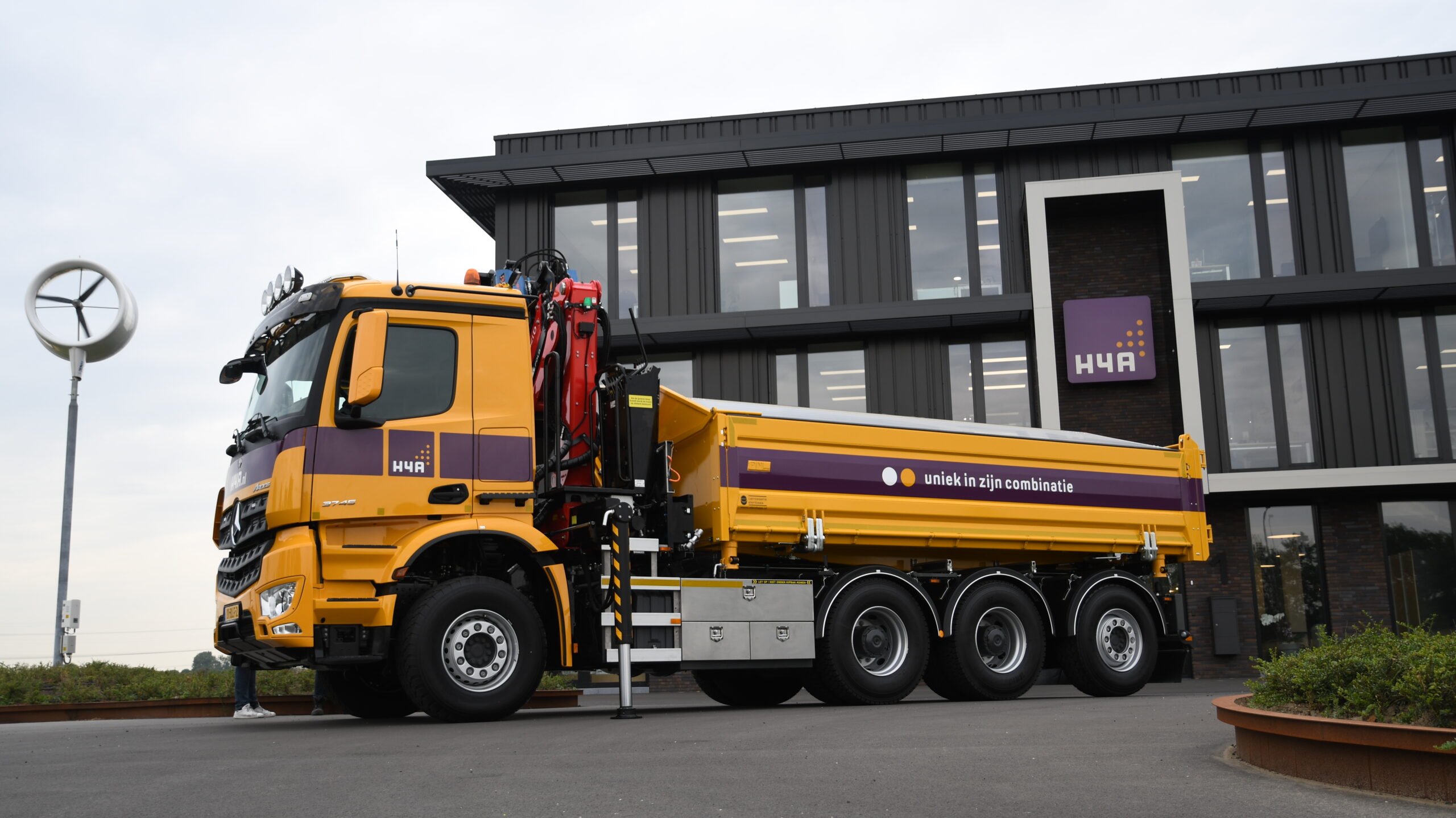 Vrachtwagen van H4A bij hoofdkantoor H4A