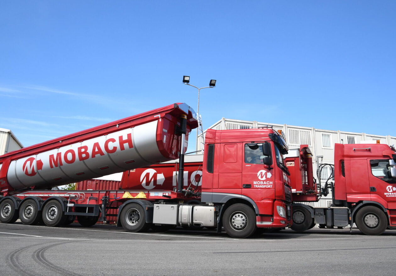 Vrachtwagens van Mobach Transport