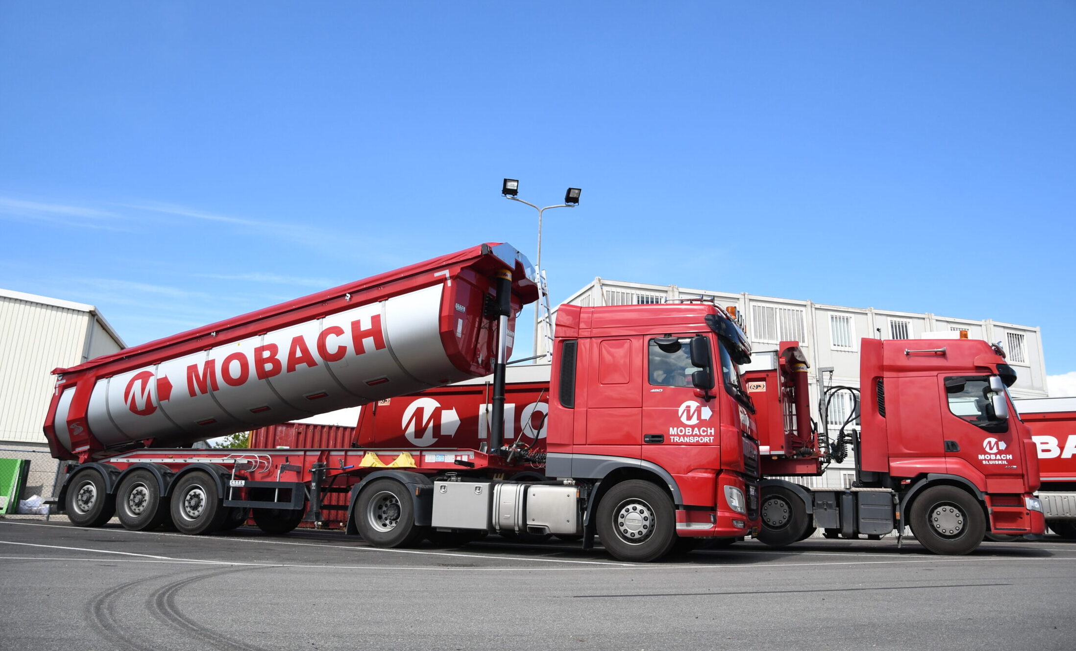 Vrachtwagens van Mobach Transport