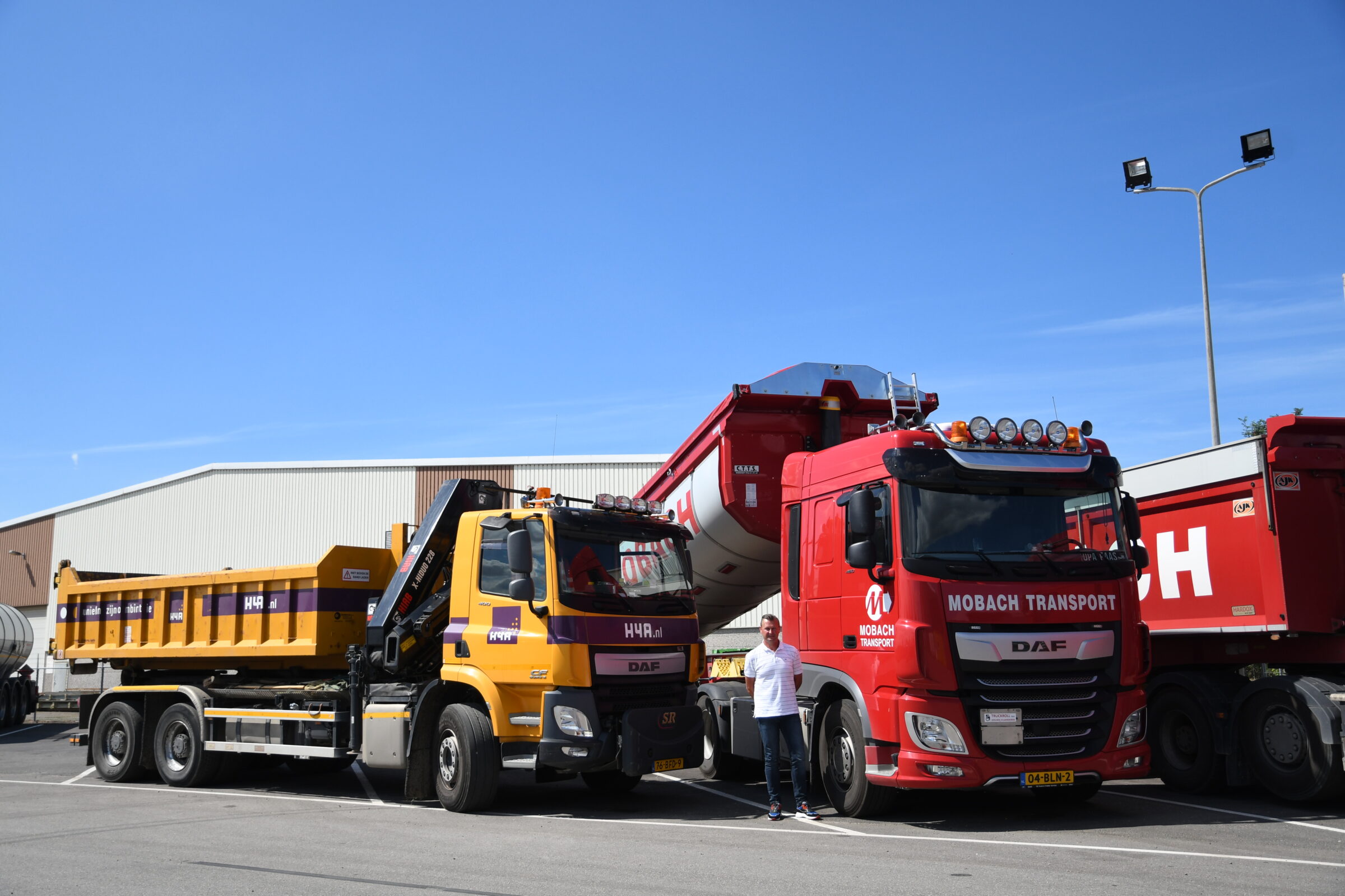 Vrachtwagens van Mobach Transport en van H4A