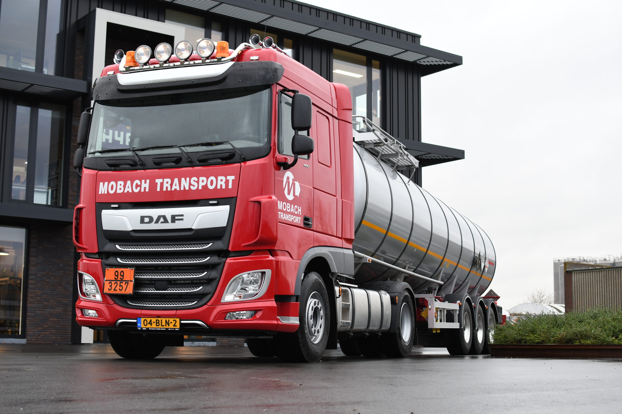 Vrachtwagen van Mobach Transport bij hoofdkantoor H4A