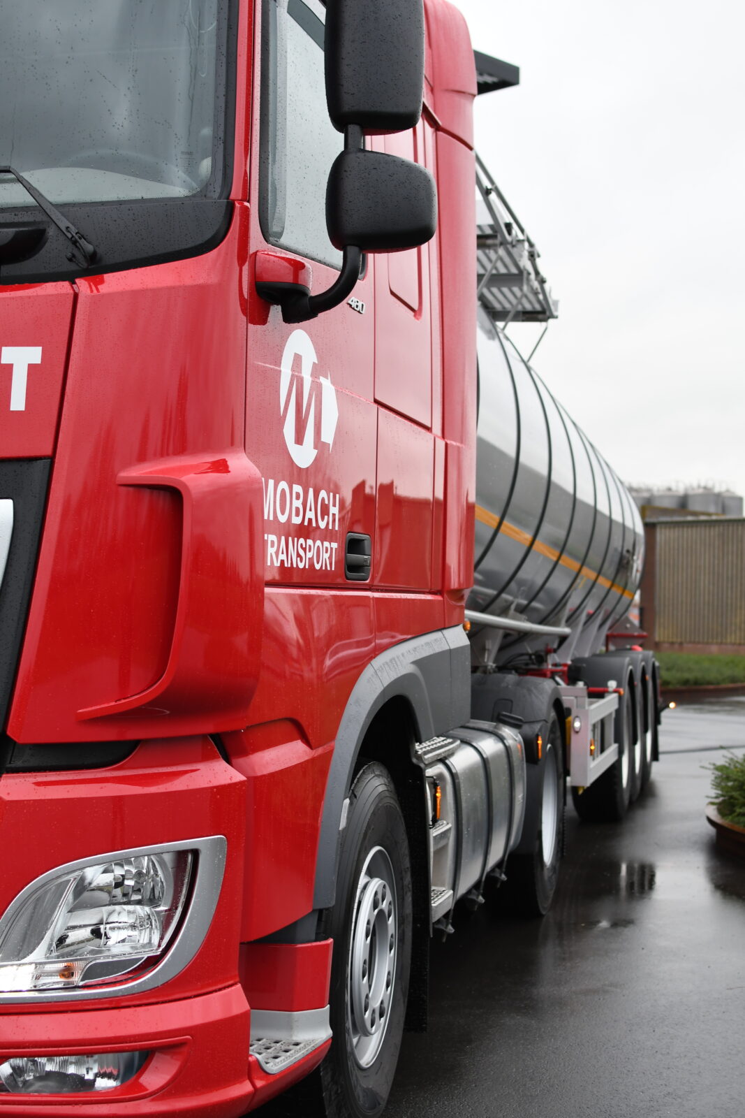 Vrachtwagen van Mobach van dichtbij