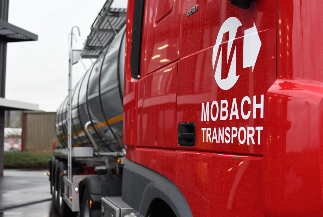 Vrachtwagen van Mobach van dichtbij
