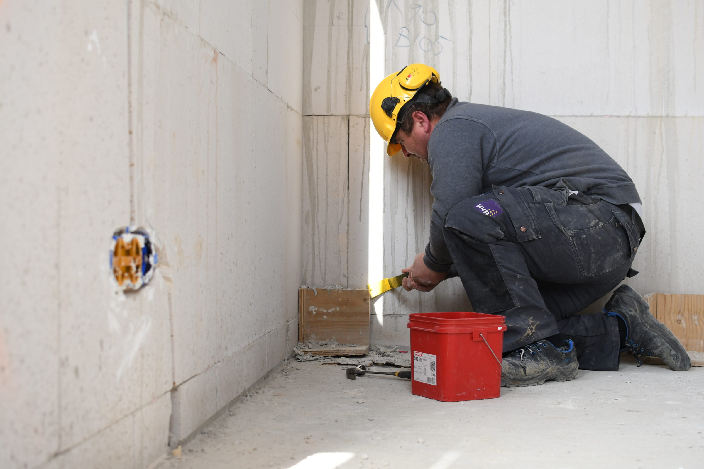 Medewerker van H4A Bouw aan de slag in een nieuwbouwwoning