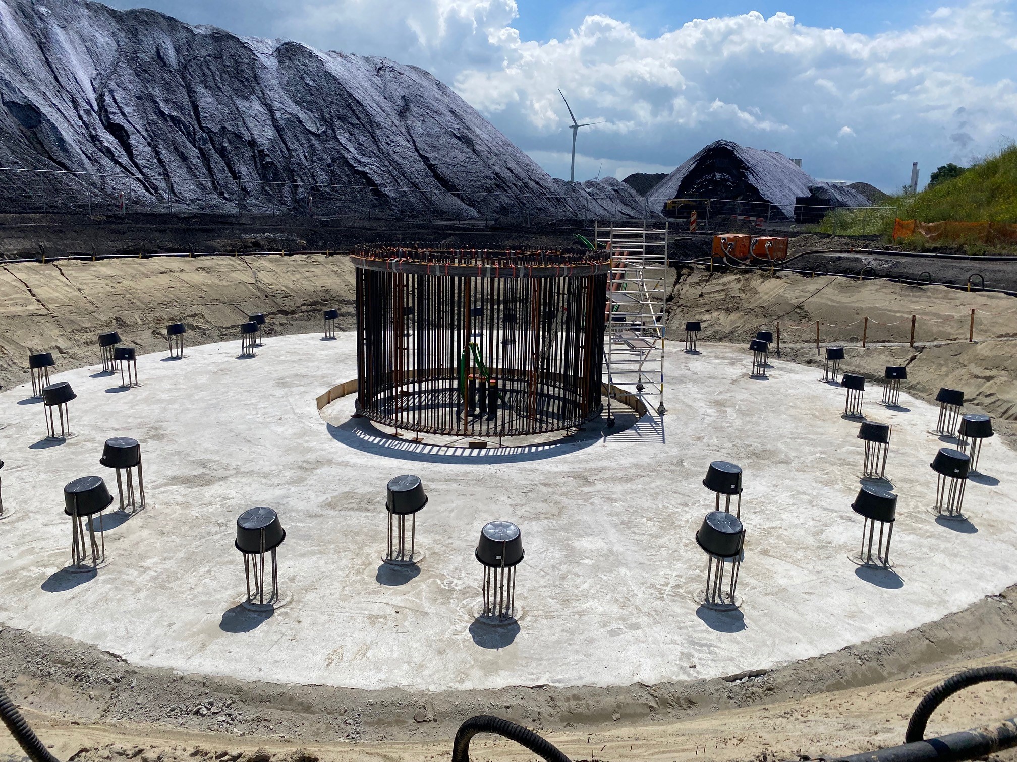 Medewerkers H4A Windenergie maken een fundering voor een windmolen