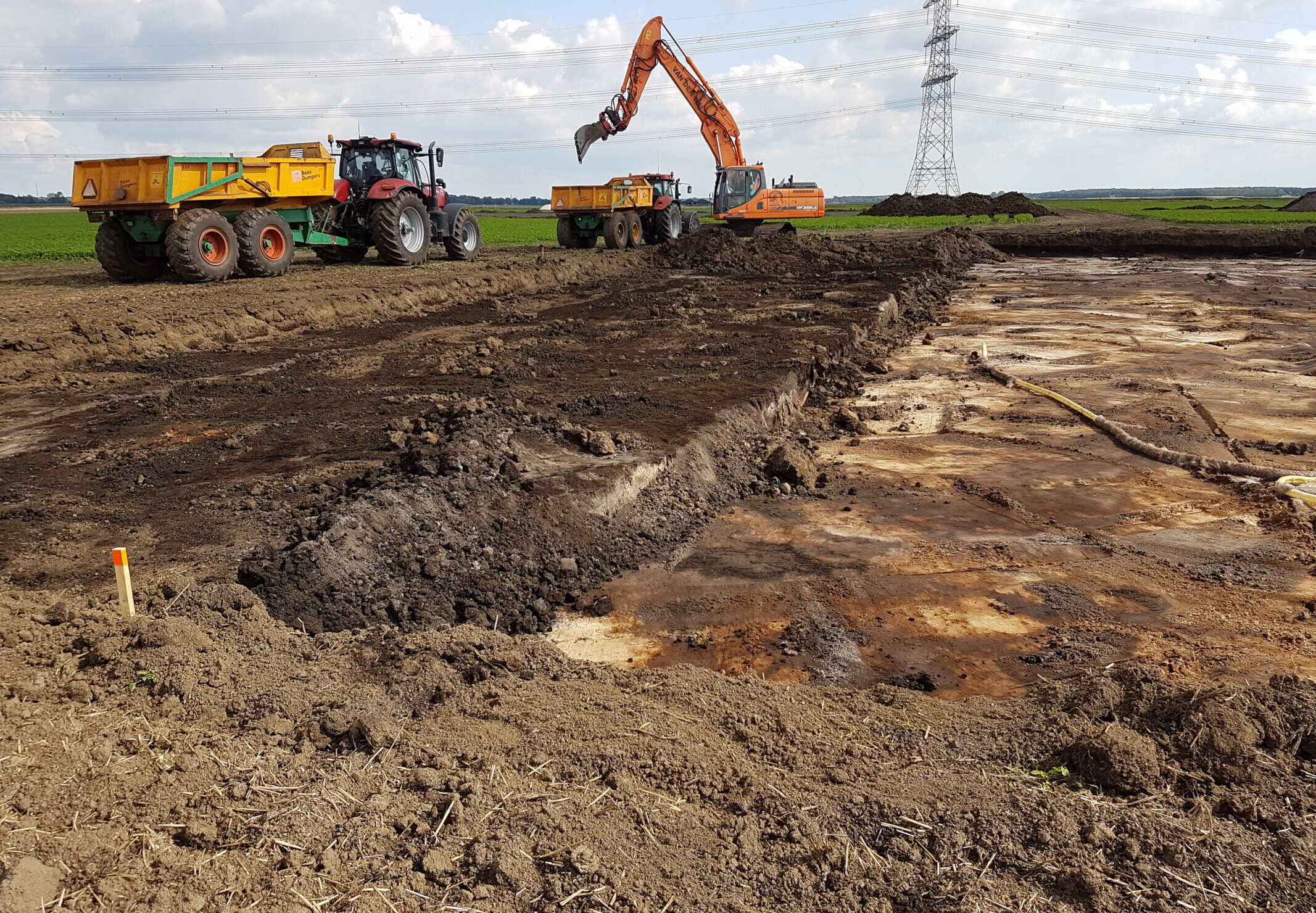 Medewerkers H4A Windenergie maken perceel geschikt voor fundering windmolen