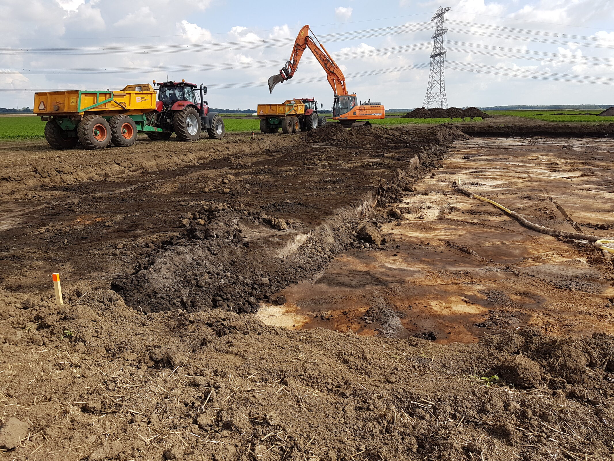 Medewerkers H4A Windenergie maken perceel geschikt voor fundering windmolen