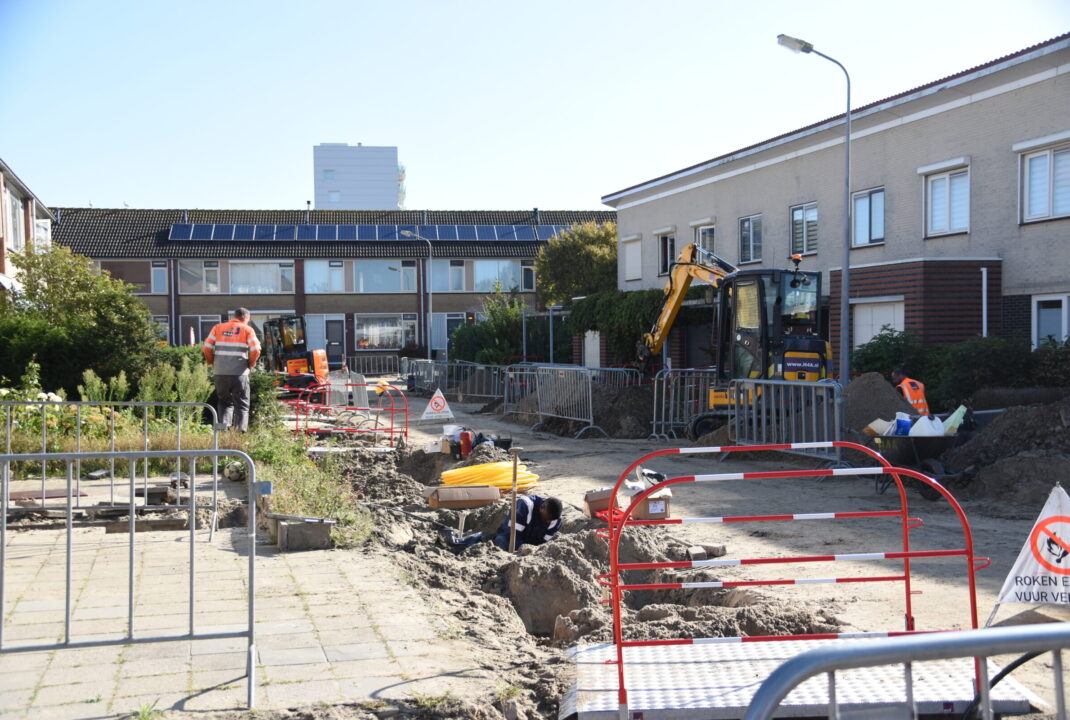 Medewerkers H4A Ondergronds Netwerken aan het werk in de Molenweg in Oost-Souburg