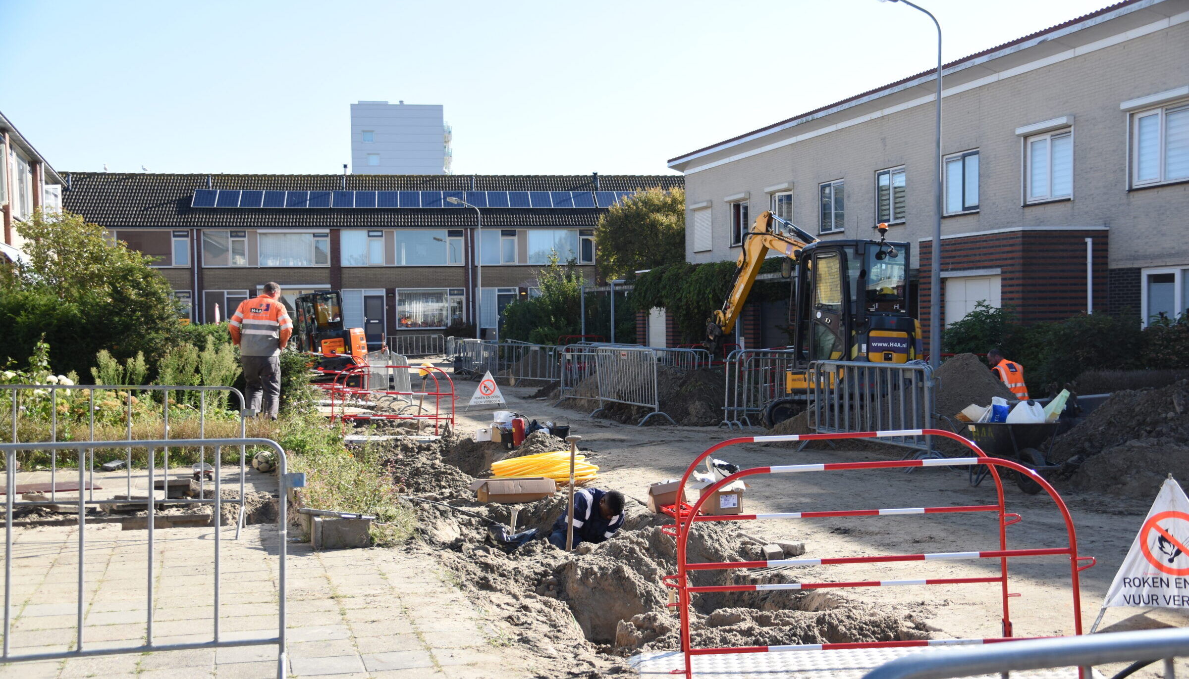 Medewerkers H4A Ondergronds Netwerken aan het werk in de Molenweg in Oost-Souburg