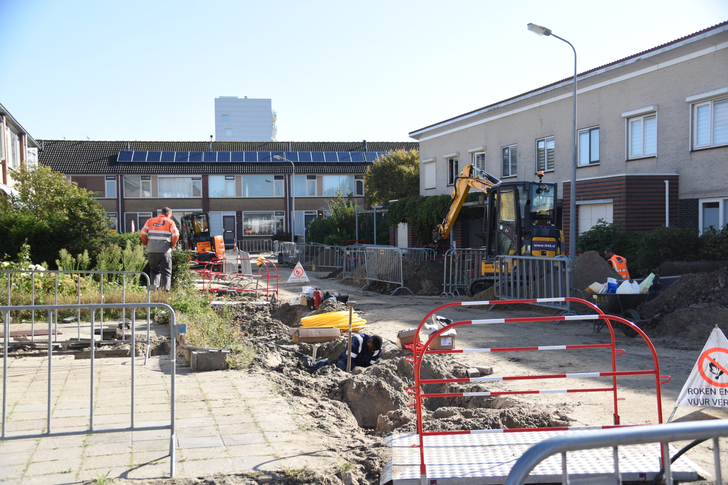Medewerkers H4A Ondergronds Netwerken aan het werk in de Molenweg in Oost-Souburg