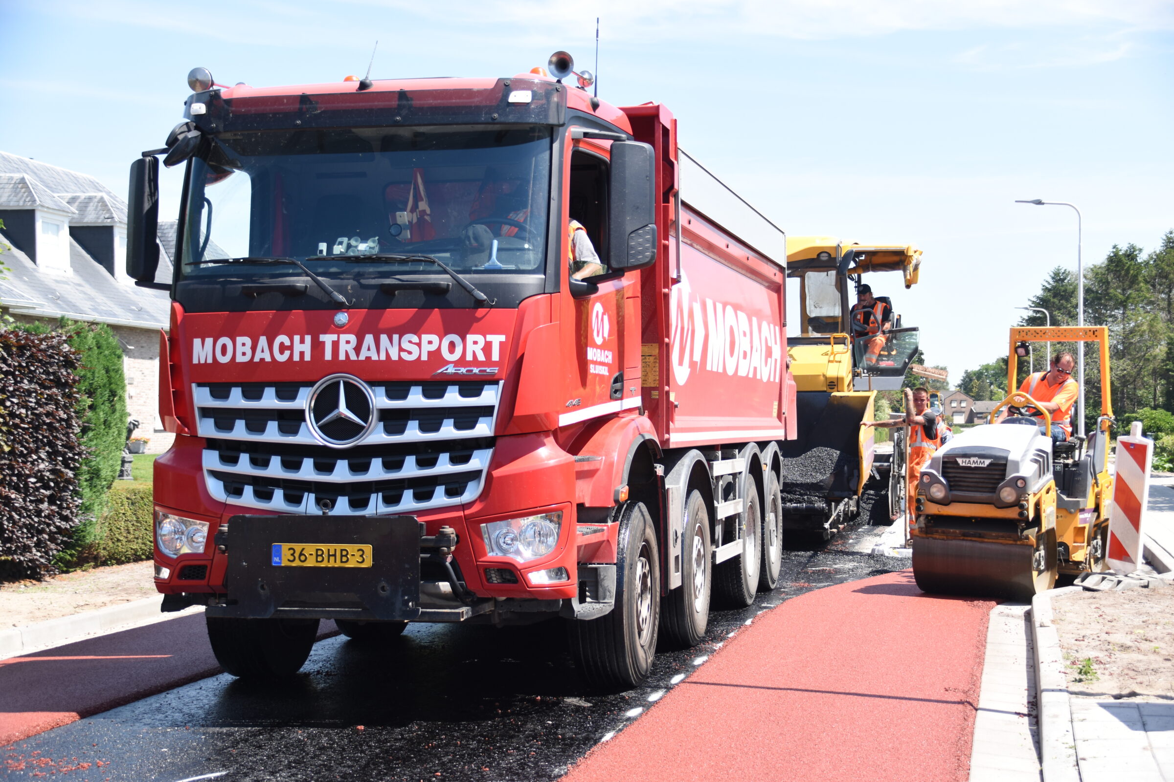 H4A Openbare Ruimte asfalteert weg in Heikant met machines en vrachtwagen Mobach