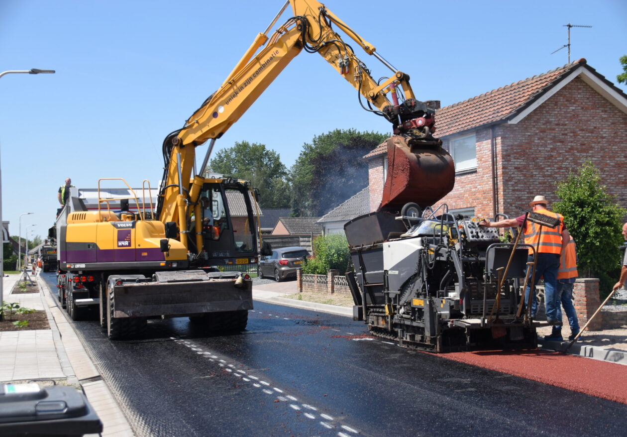 H4A Openbare Ruimte asfalteert weg in Heikant met machines