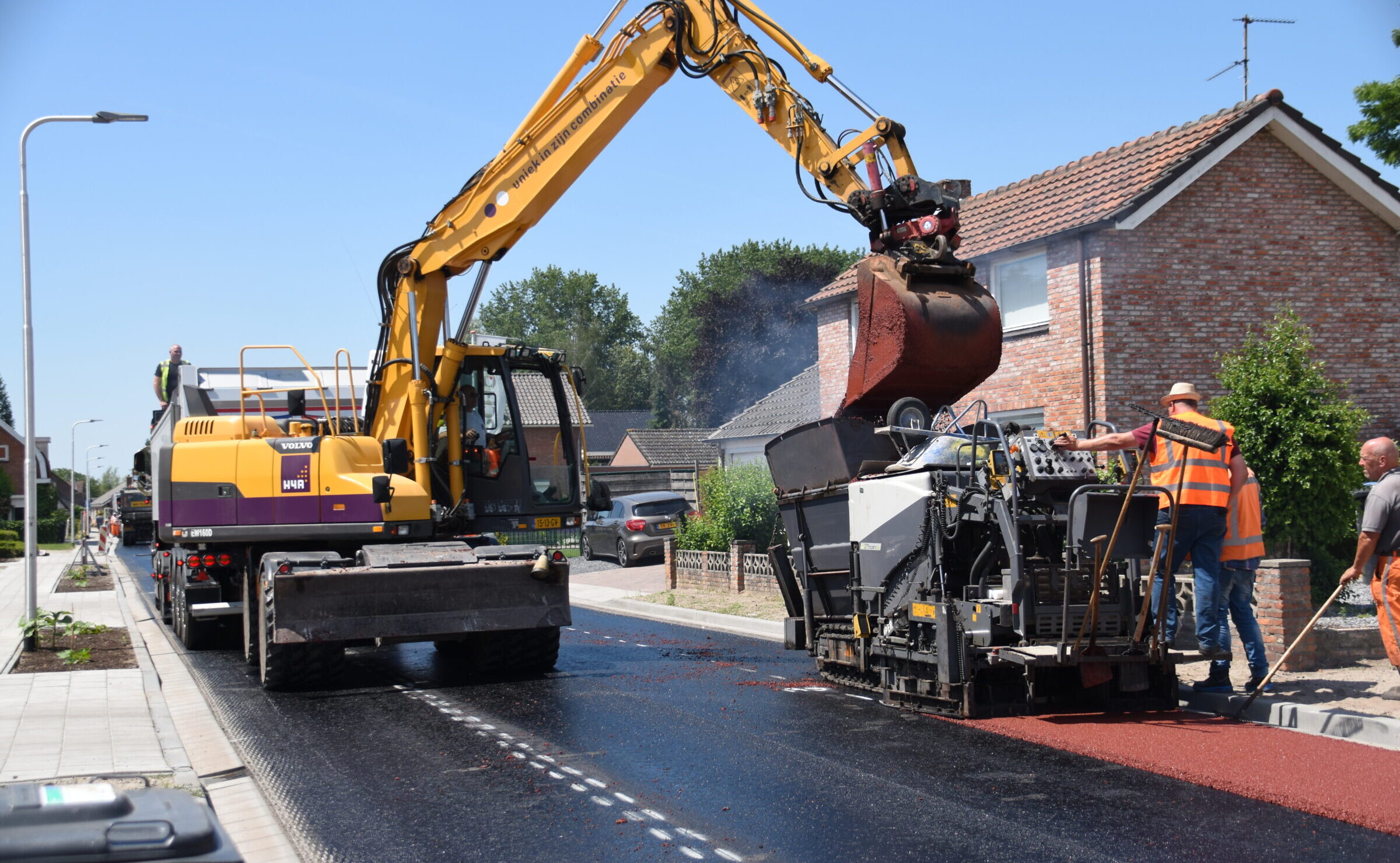 H4A Openbare Ruimte asfalteert weg in Heikant met machines