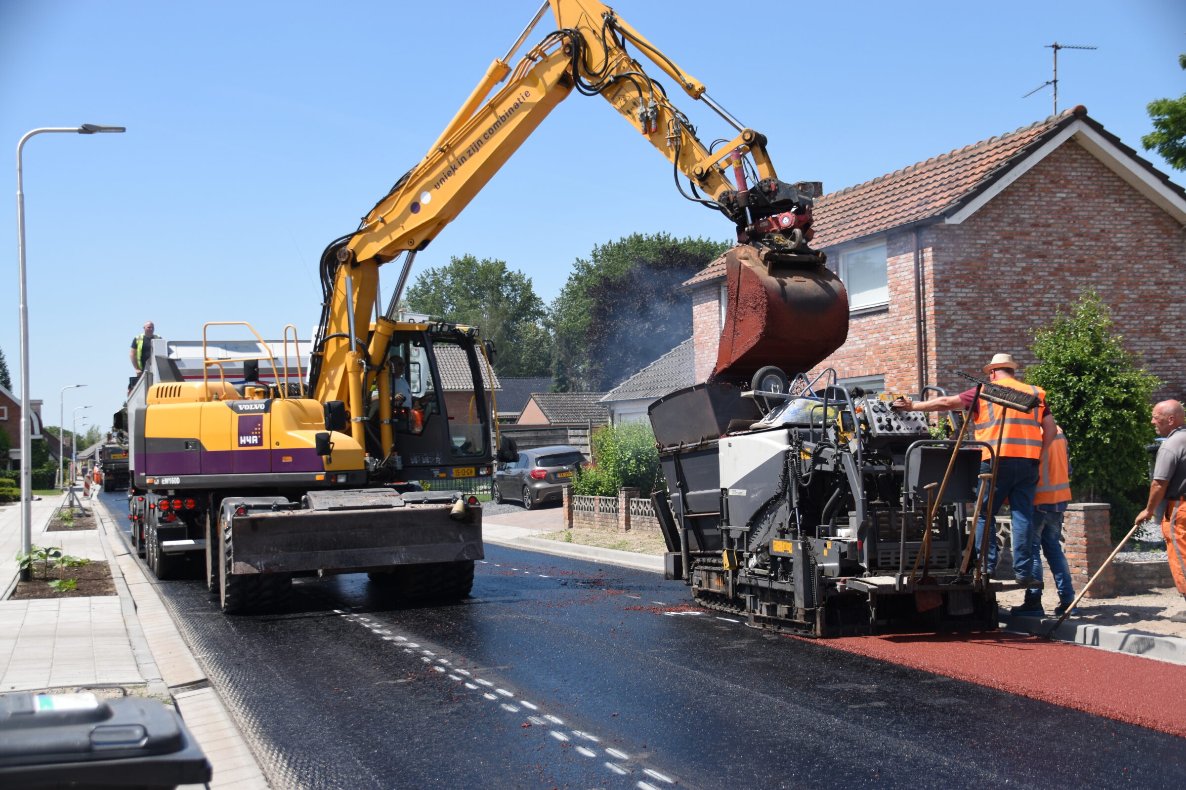 H4A Openbare Ruimte asfalteert weg in Heikant met machines