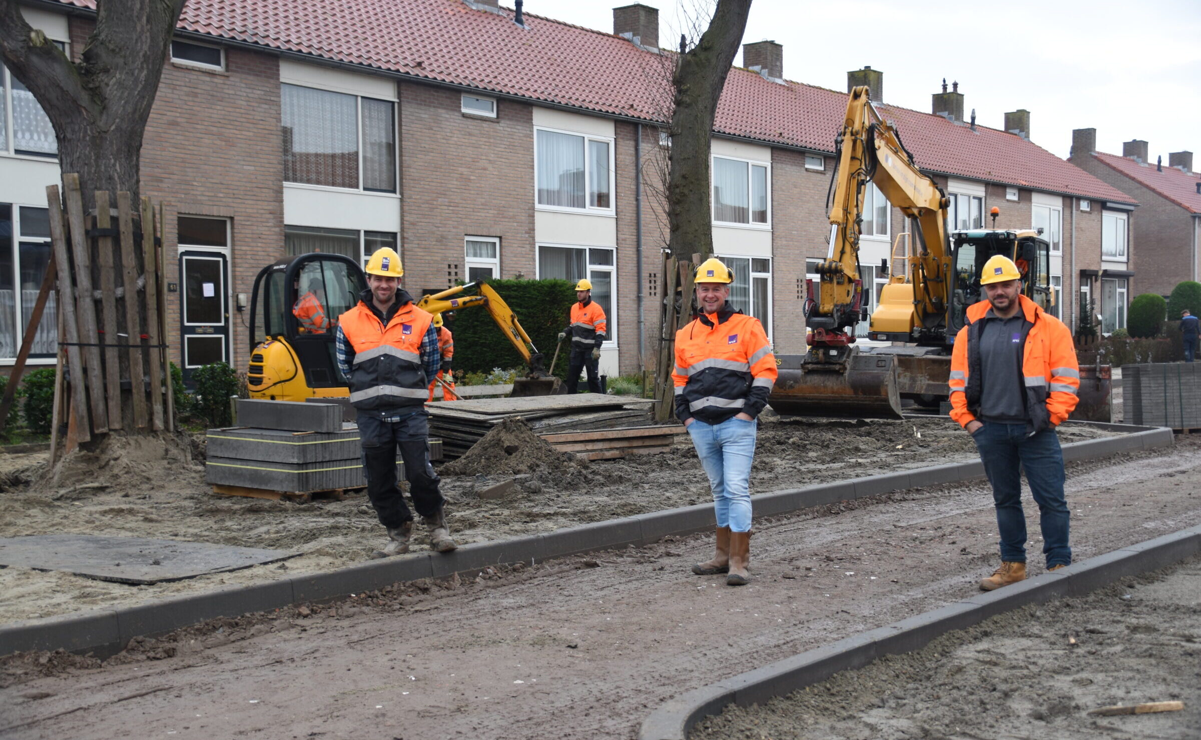 Drie medewerkers H4A poseren bij project Molenweg in Oost-Souburg