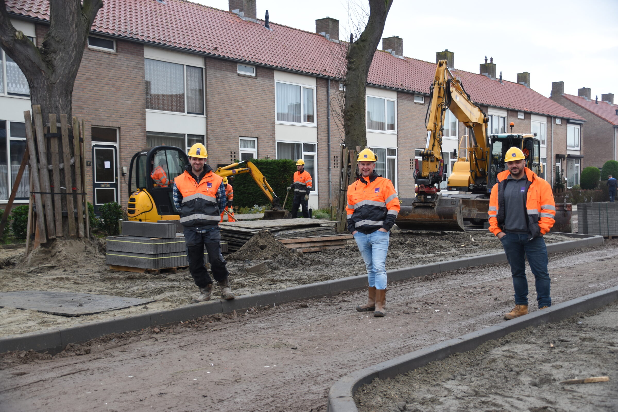 Drie medewerkers H4A poseren bij project Molenweg in Oost-Souburg