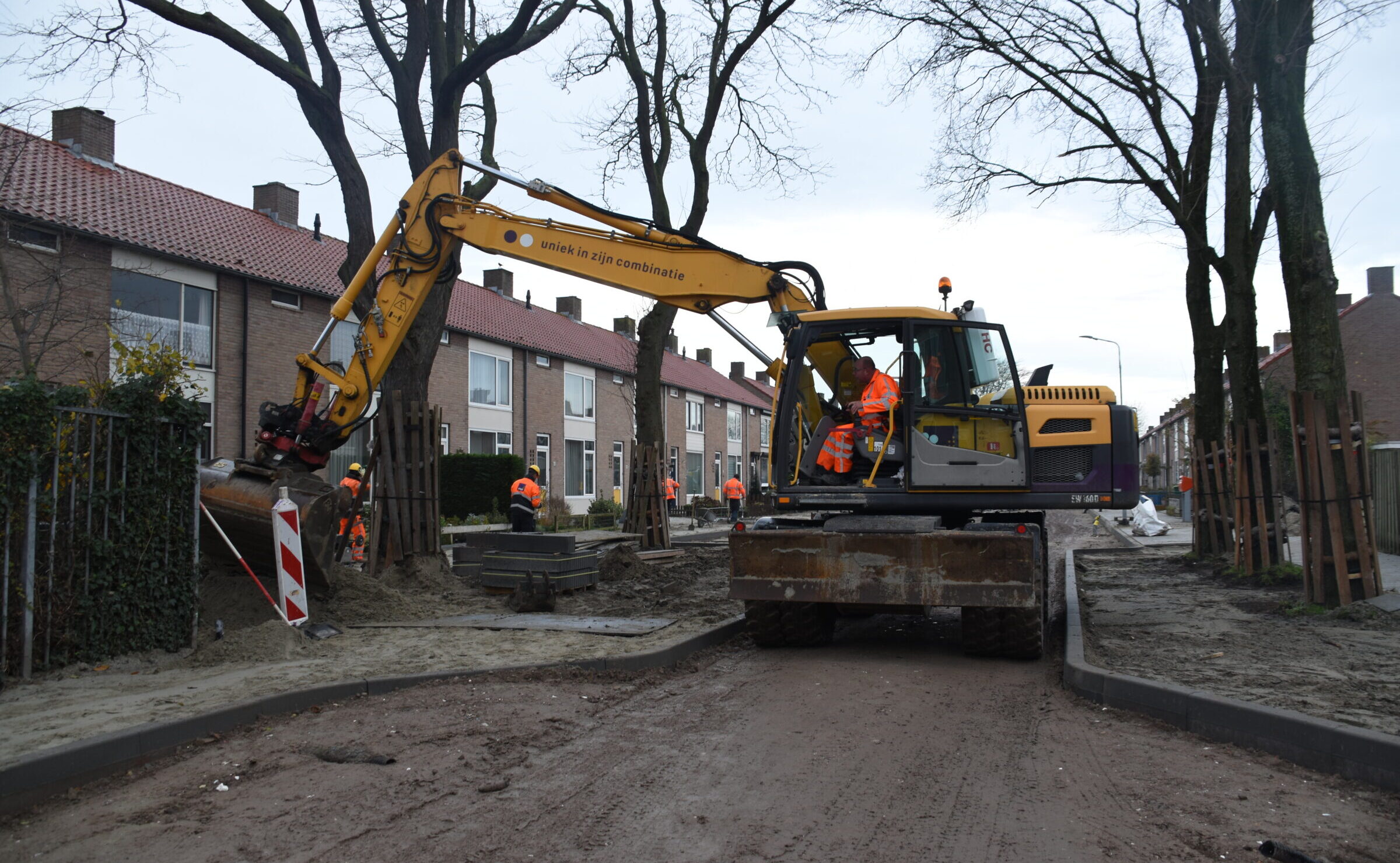 H4A kraan in actie bij aanleggen nieuwe weg bij project Molenweg in Oost-Souburg