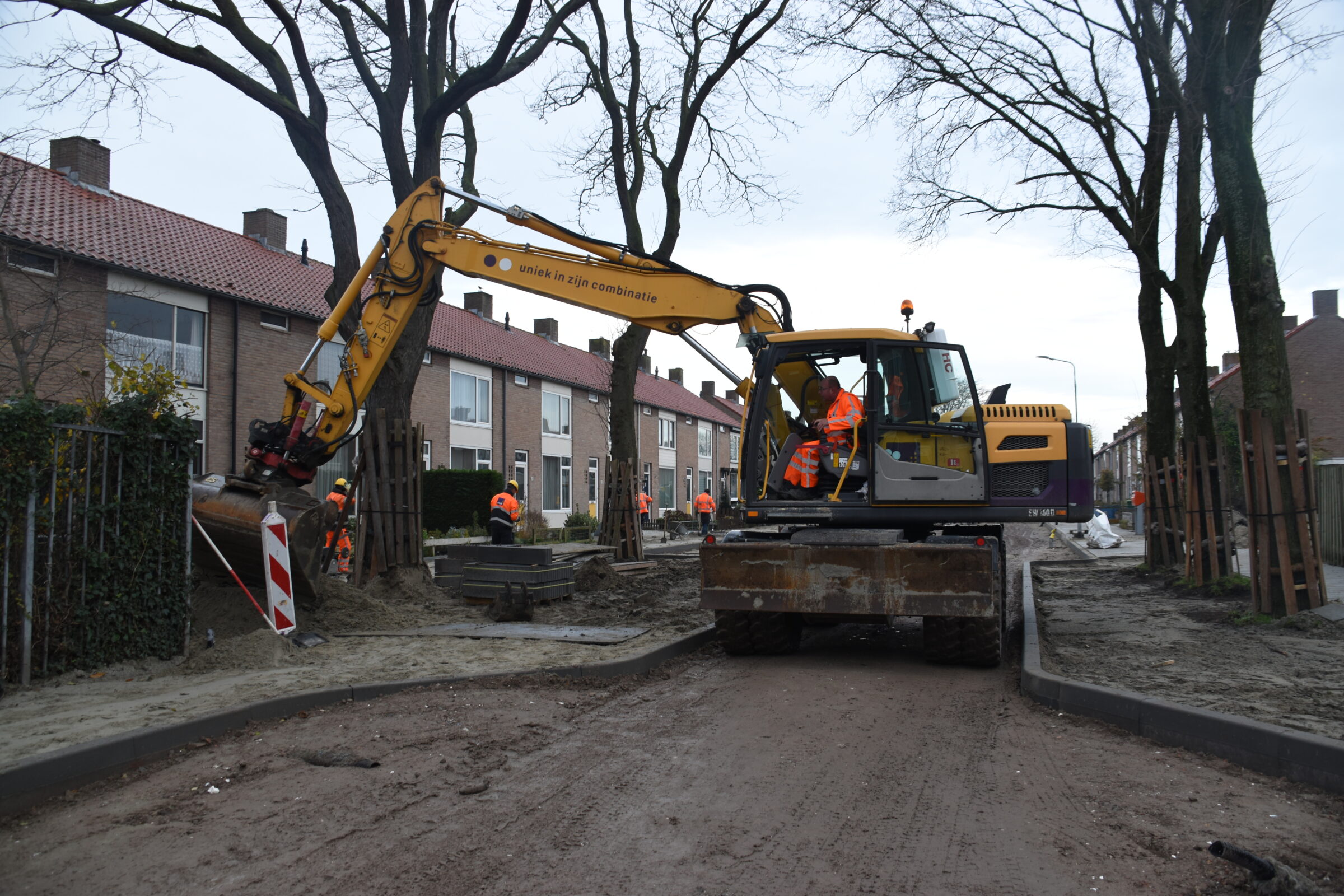 H4A kraan in actie bij aanleggen nieuwe weg bij project Molenweg in Oost-Souburg
