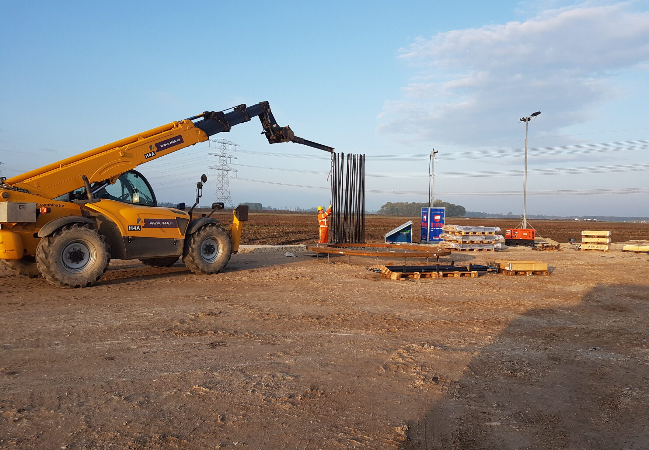 Medewerkers H4A Windenergie maken een fundering voor een windmolen