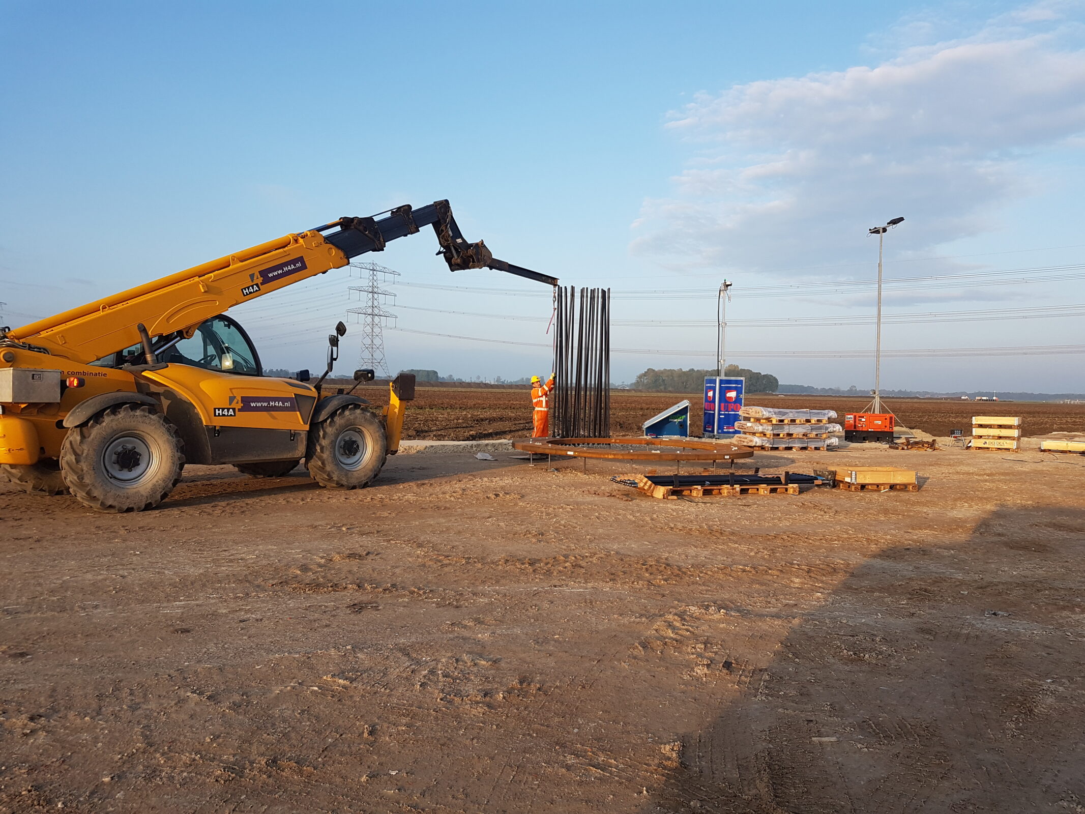 Medewerkers H4A Windenergie maken een fundering voor een windmolen