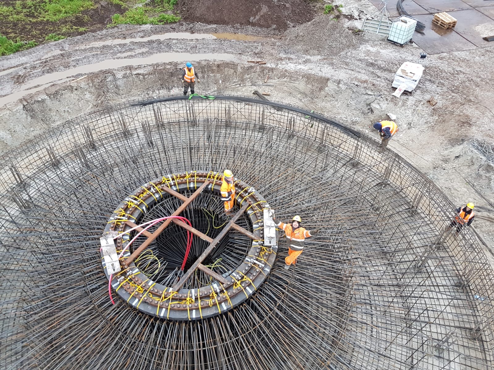 Medewerkers H4A Windenergie maken een fundering voor een windmolen