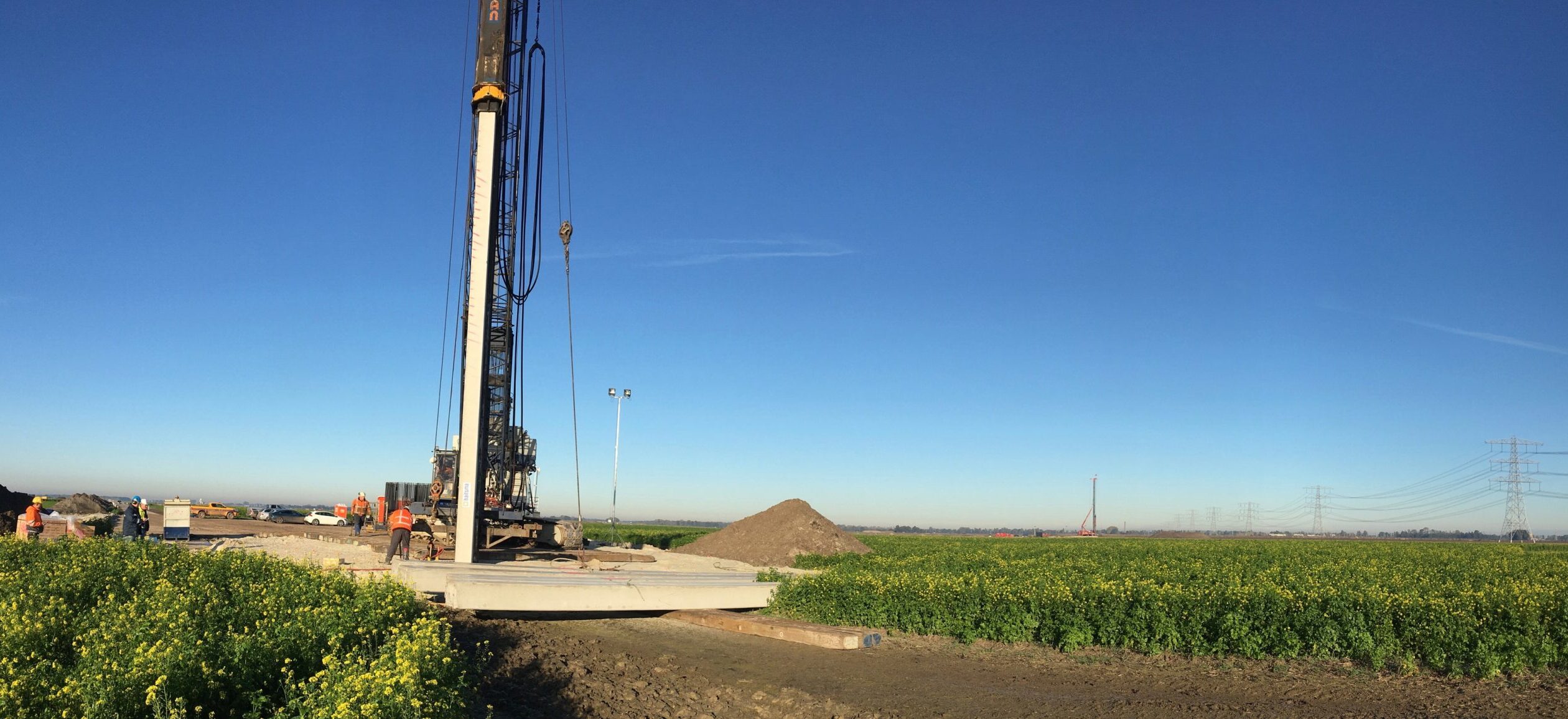 Medewerkers H4A maken perceel geschikt voor fundering windmolen door heipalen te slaan