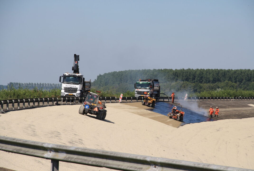 Medewerkers H4A Openbare Ruimte voeren oppervlakbehandeling uit aan talud