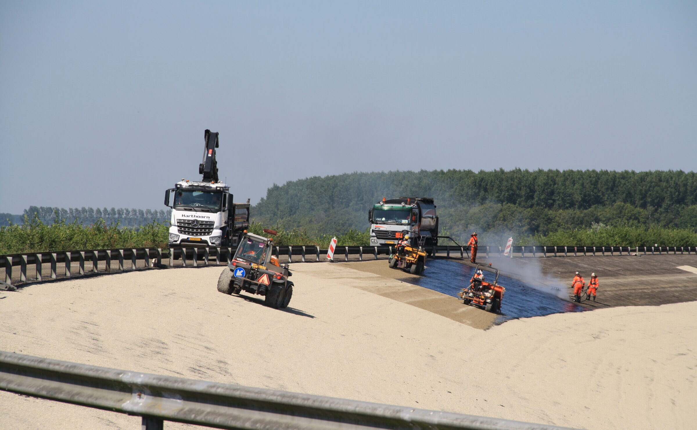 Medewerkers H4A Openbare Ruimte voeren oppervlakbehandeling uit aan talud