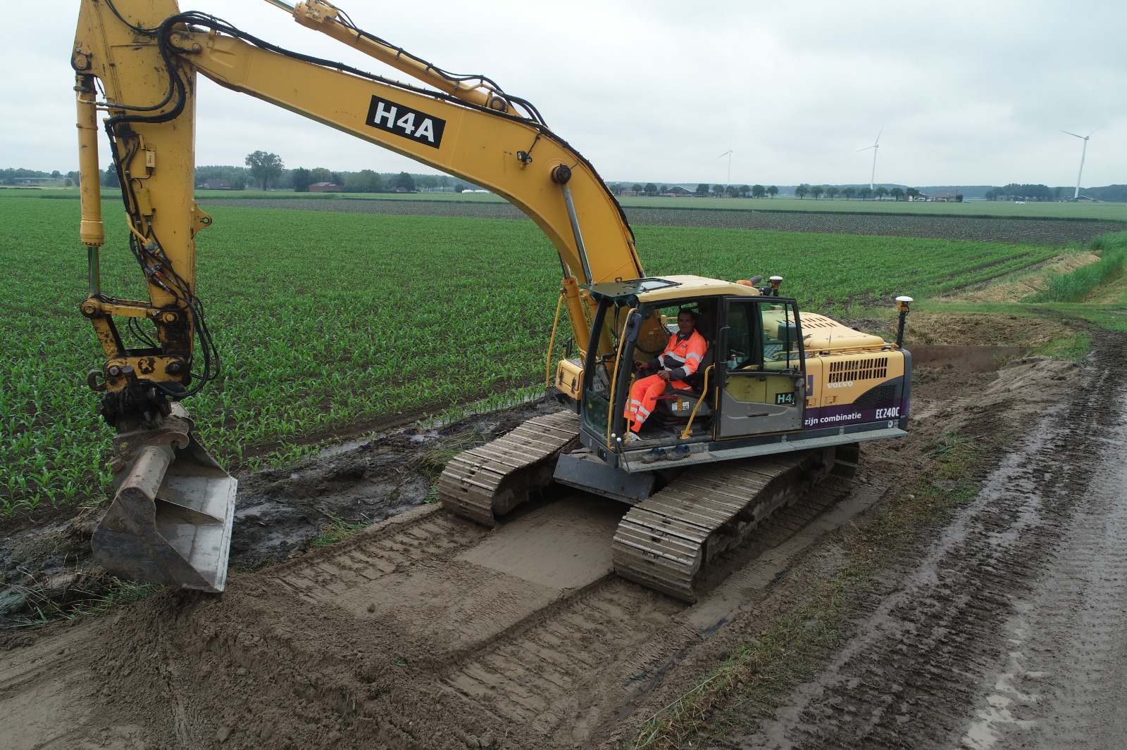 Medewerker H4A Windenergie in een kraan