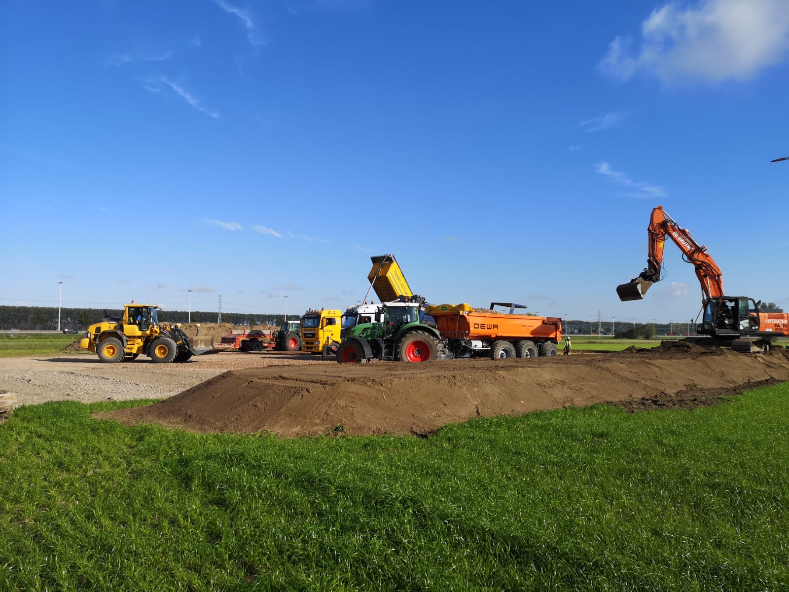 Medewerkers H4A Windenergie maken perceel gereed voor een fundering voor windmolen