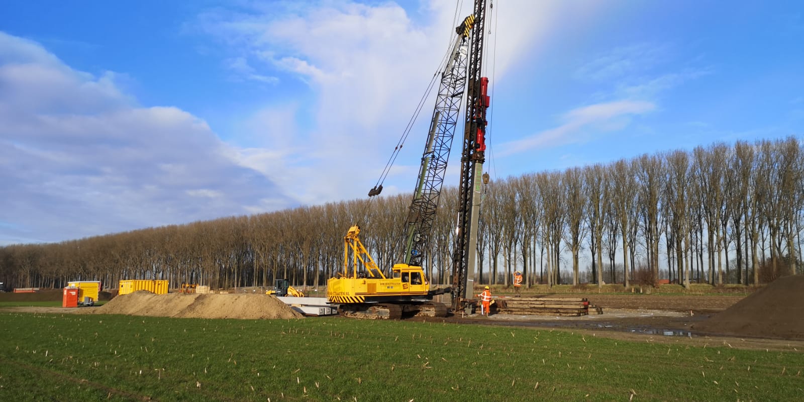 Medewerkers H4A Windenergie maken een fundering voor een windmolen