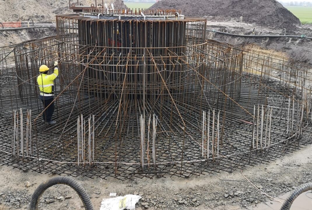 Medewerkers H4A Windenergie maken wapening voor fundering windmolen