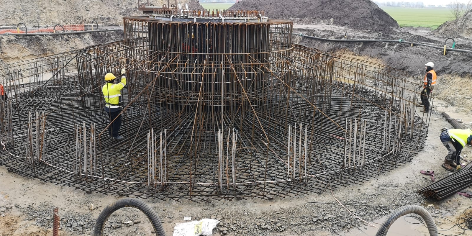 Medewerkers H4A Windenergie maken wapening voor fundering windmolen