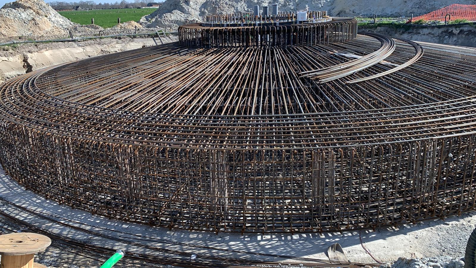 Medewerkers H4A Windenergie maken wapening voor fundering windmolen