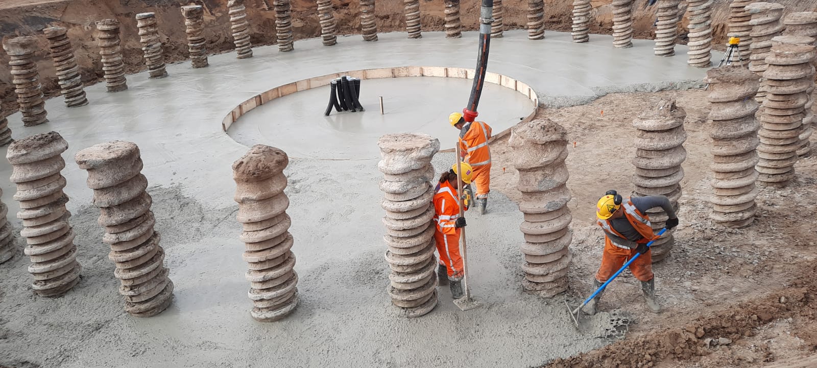 Medewerkers H4A Windenergie maken een fundering voor een windmolen