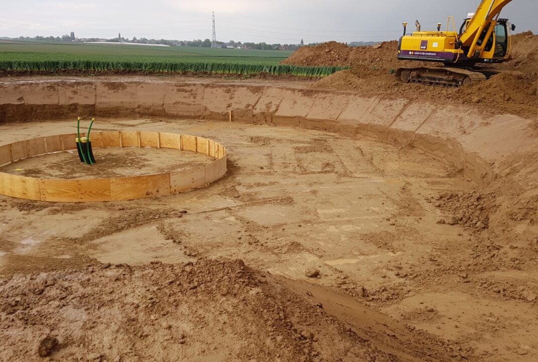 Medewerkers H4A Windenergie maken een fundering voor een windmolen