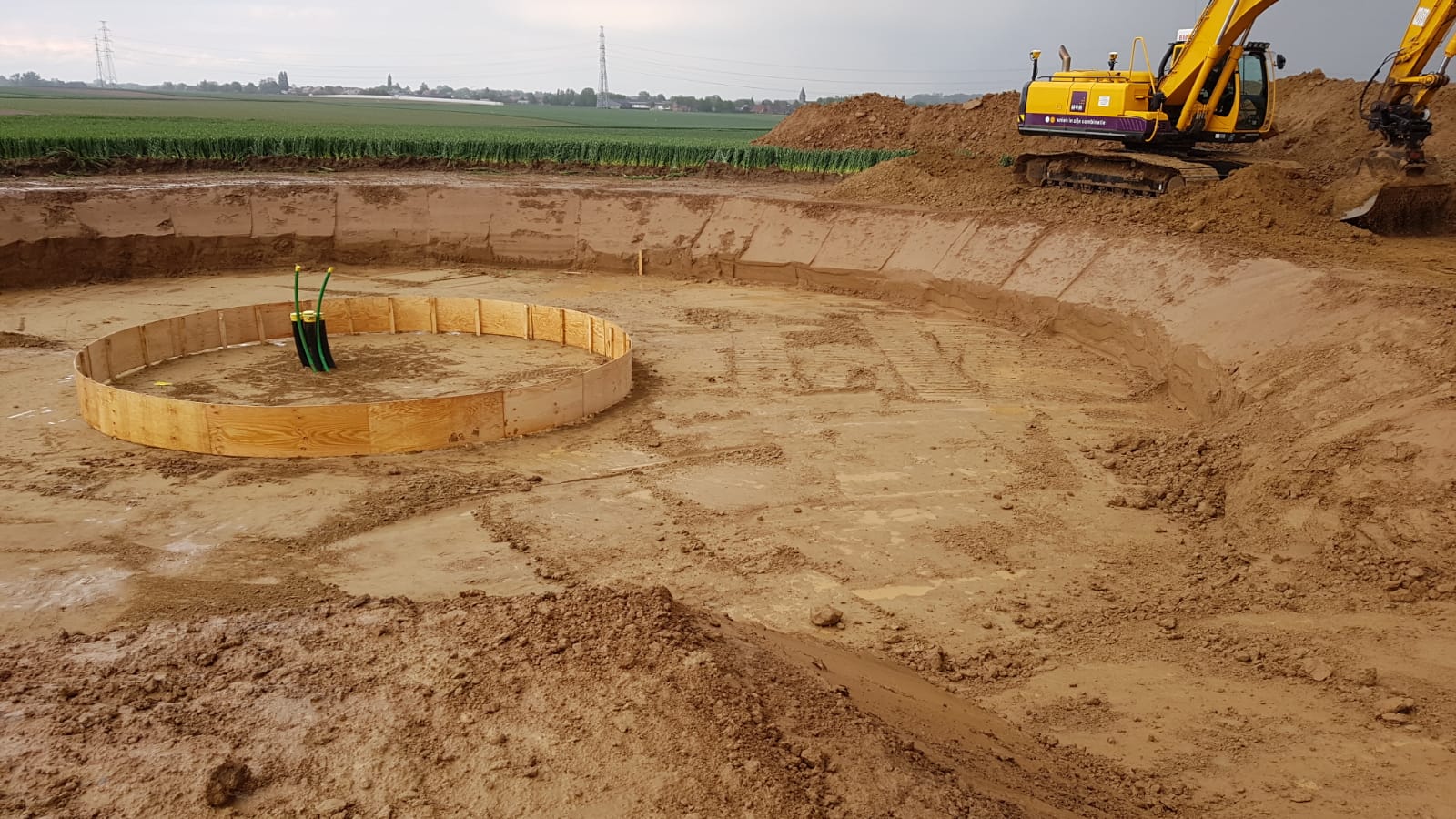 Medewerkers H4A Windenergie maken een fundering voor een windmolen