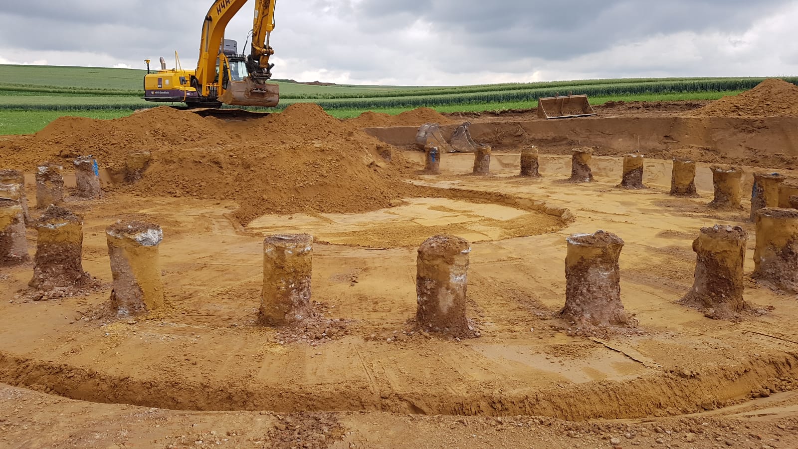 Medewerkers H4A Windenergie maken een fundering voor een windmolen