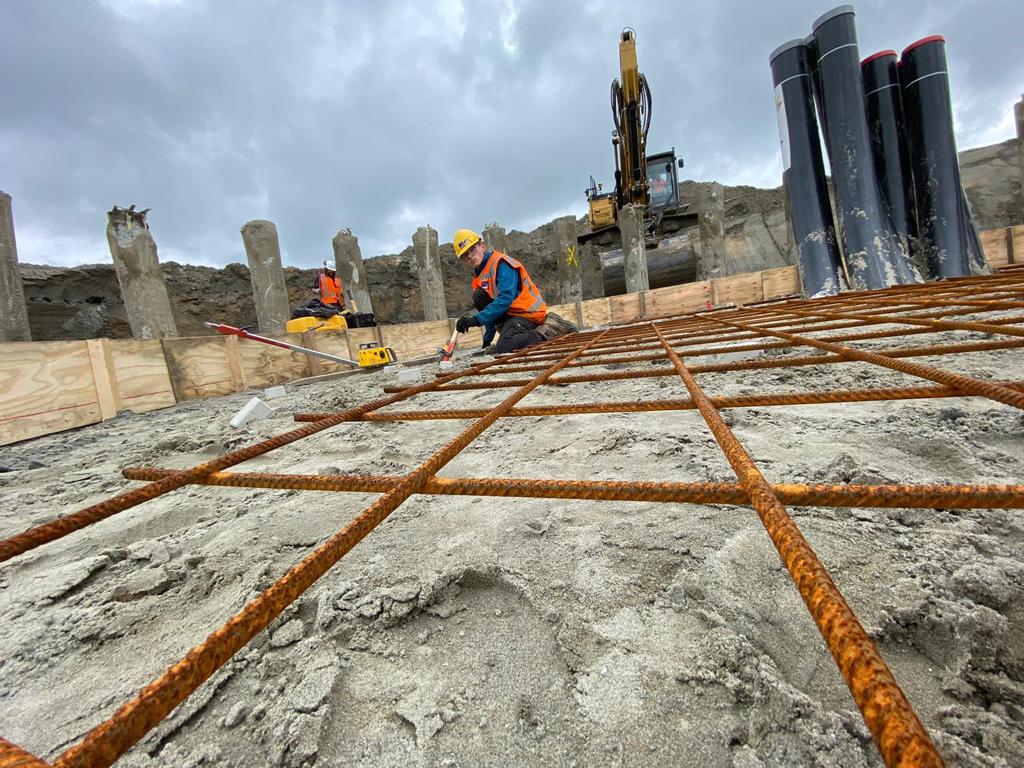 Medewerker H4A Windenergie maakt fundering voor een windmolen