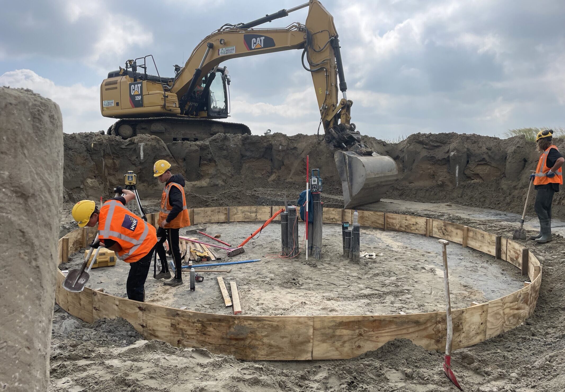 Medewerkers H4A Windenergie maken een fundering voor een windmolen