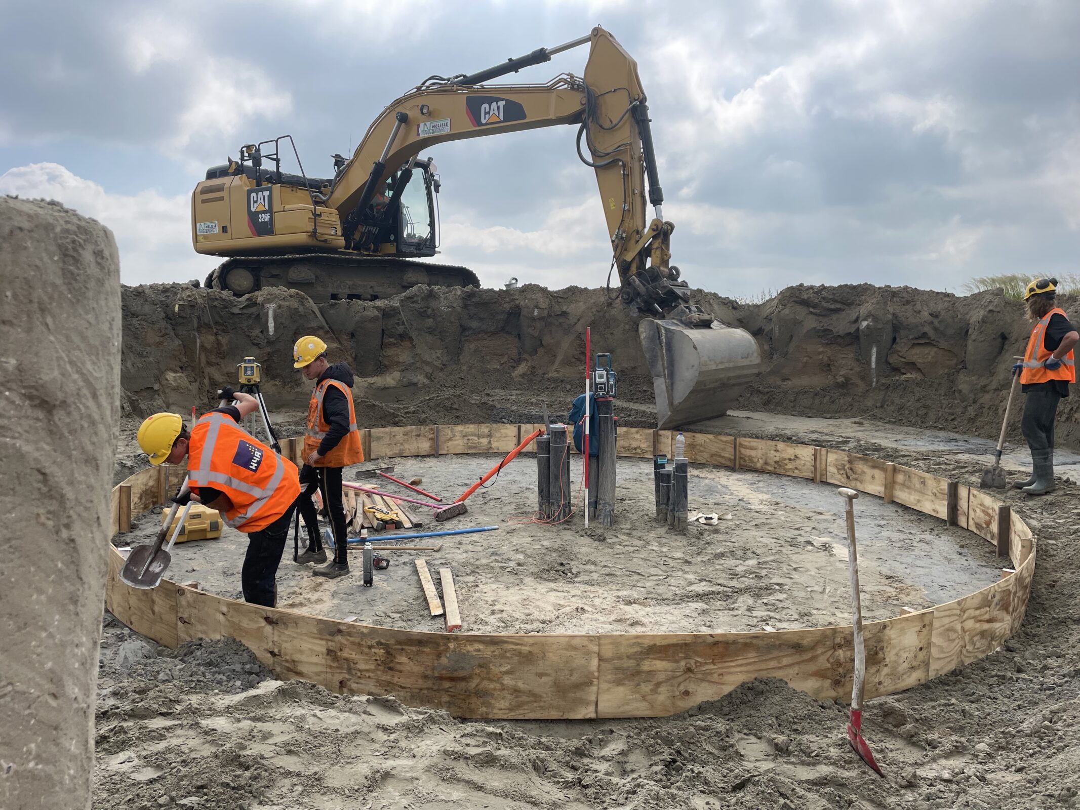 Medewerkers H4A Windenergie maken een fundering voor een windmolen