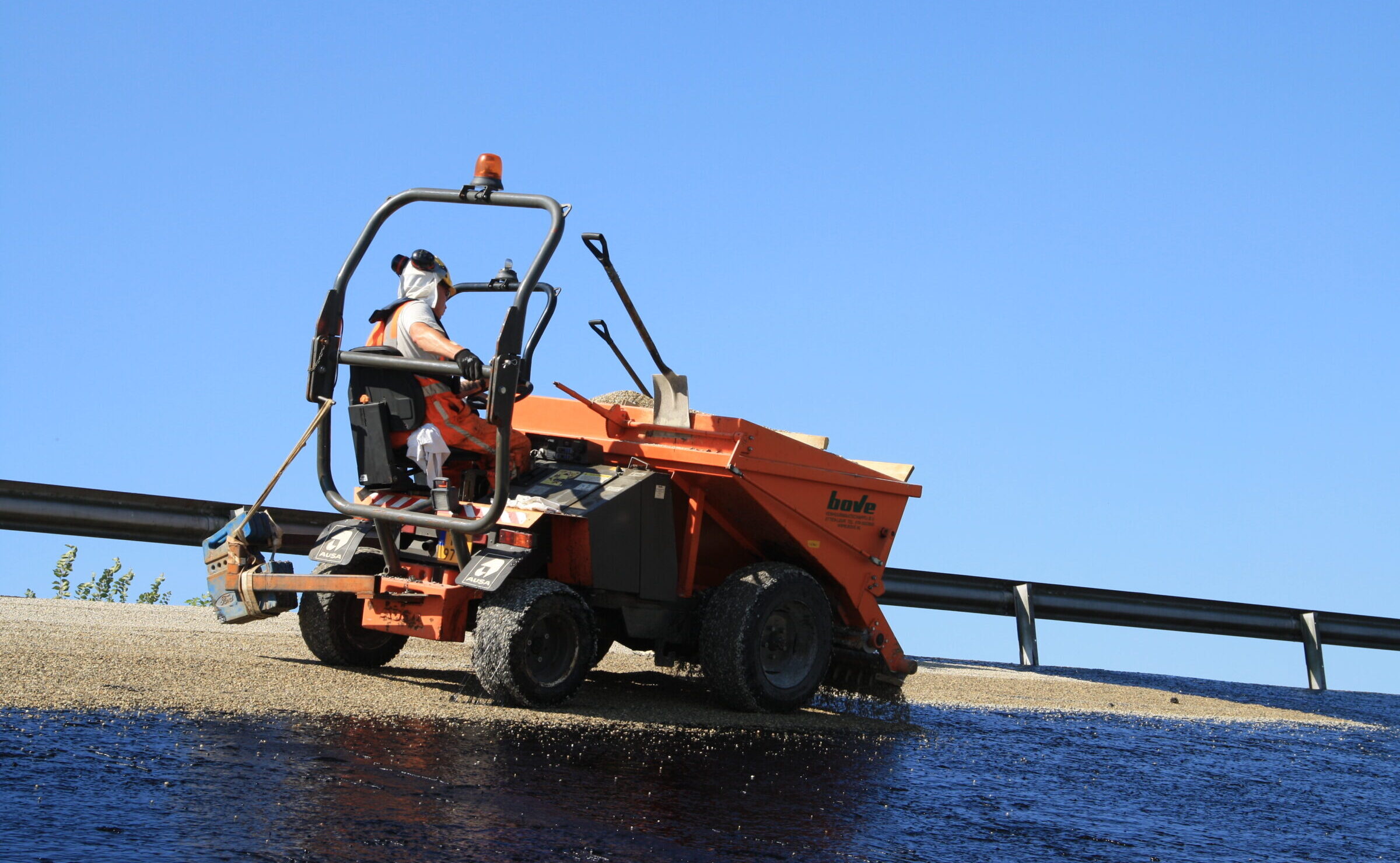 Medewerker H4A Openbare Ruimte voert oppervlakbehandeling uit aan talud